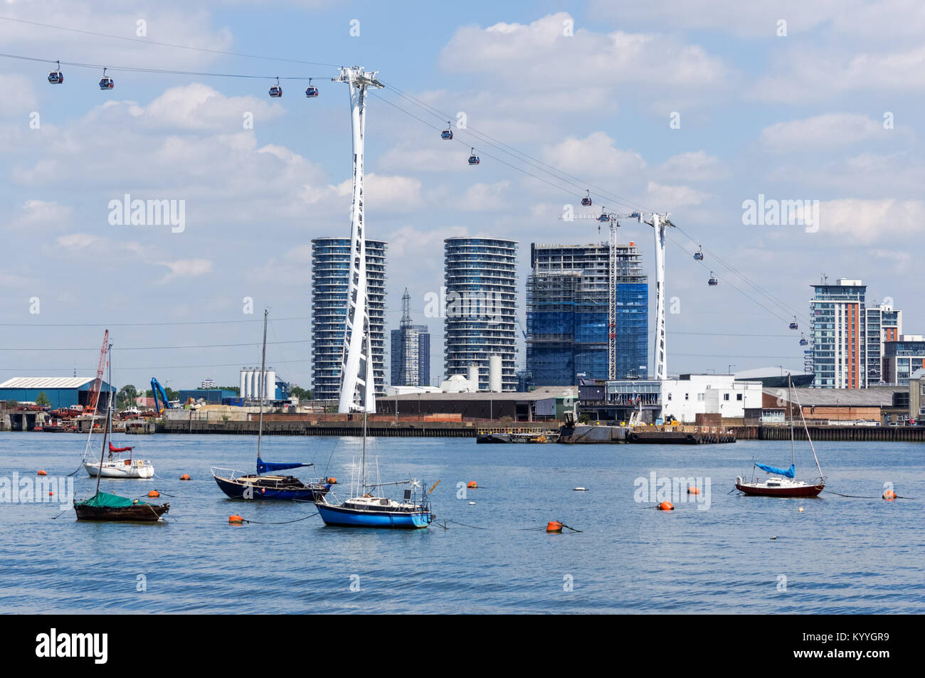 Yachts et bateaux sur la Tamise à Londres, Angleterre Royaume-Uni UK Banque D'Images