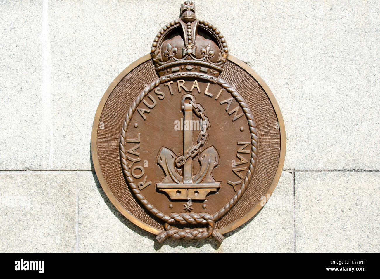 PERTH, AUSTRALIE - 10 janvier 2018 : Bronze crête de Royal Australian Navy Banque D'Images