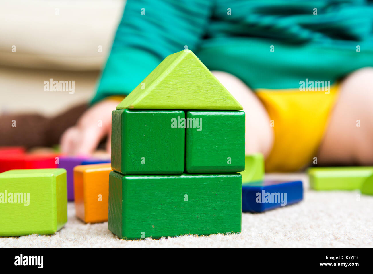 Enfant jouant avec des blocs de construction de l'apprentissage de nouvelles compétences, jeu éducatif en utilisant des jouets pour apprendre à la maison avec les parents Banque D'Images