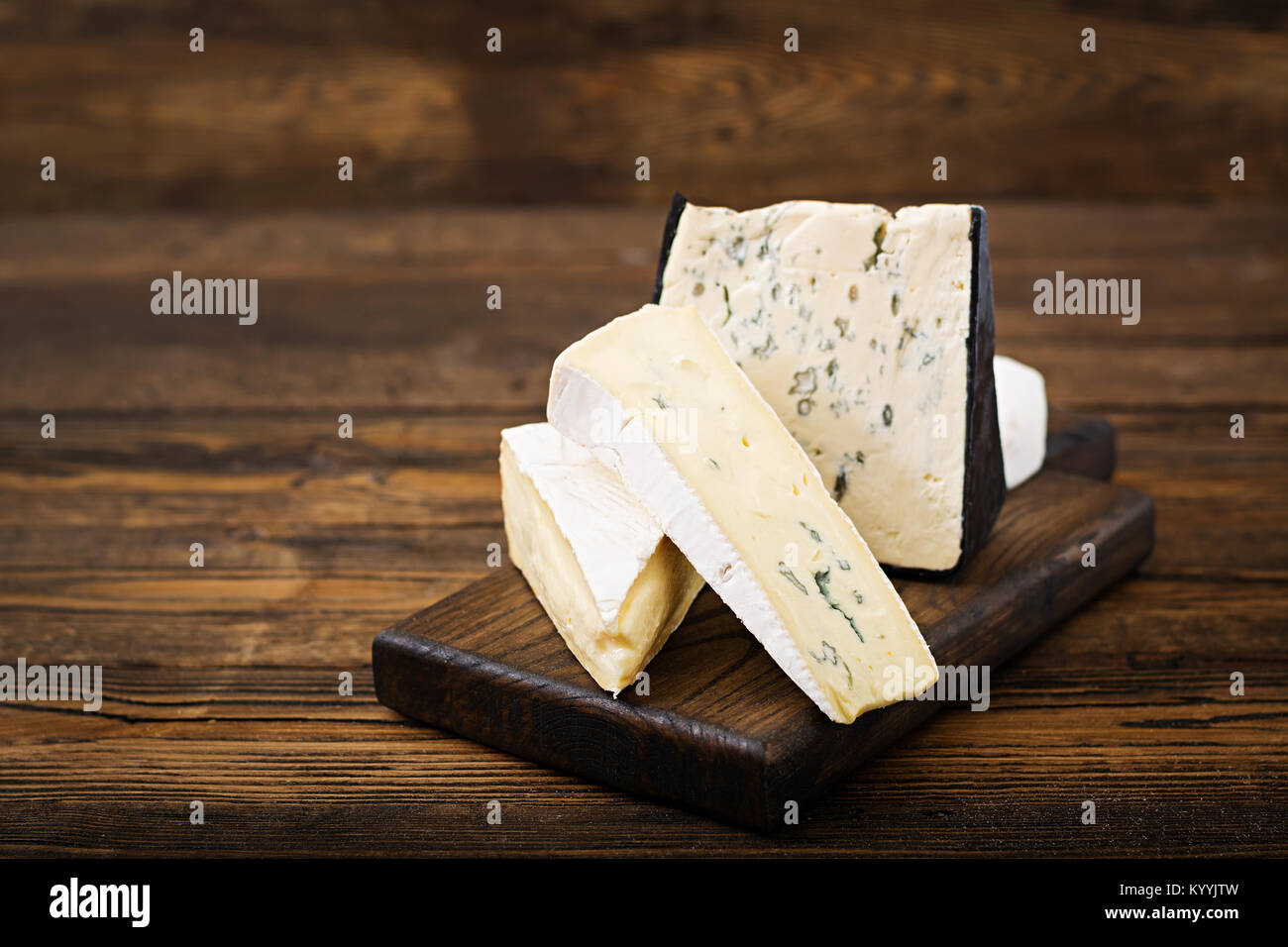 Assortiment de fromages. Camembert, dor blu, brie sur fond de bois Banque D'Images