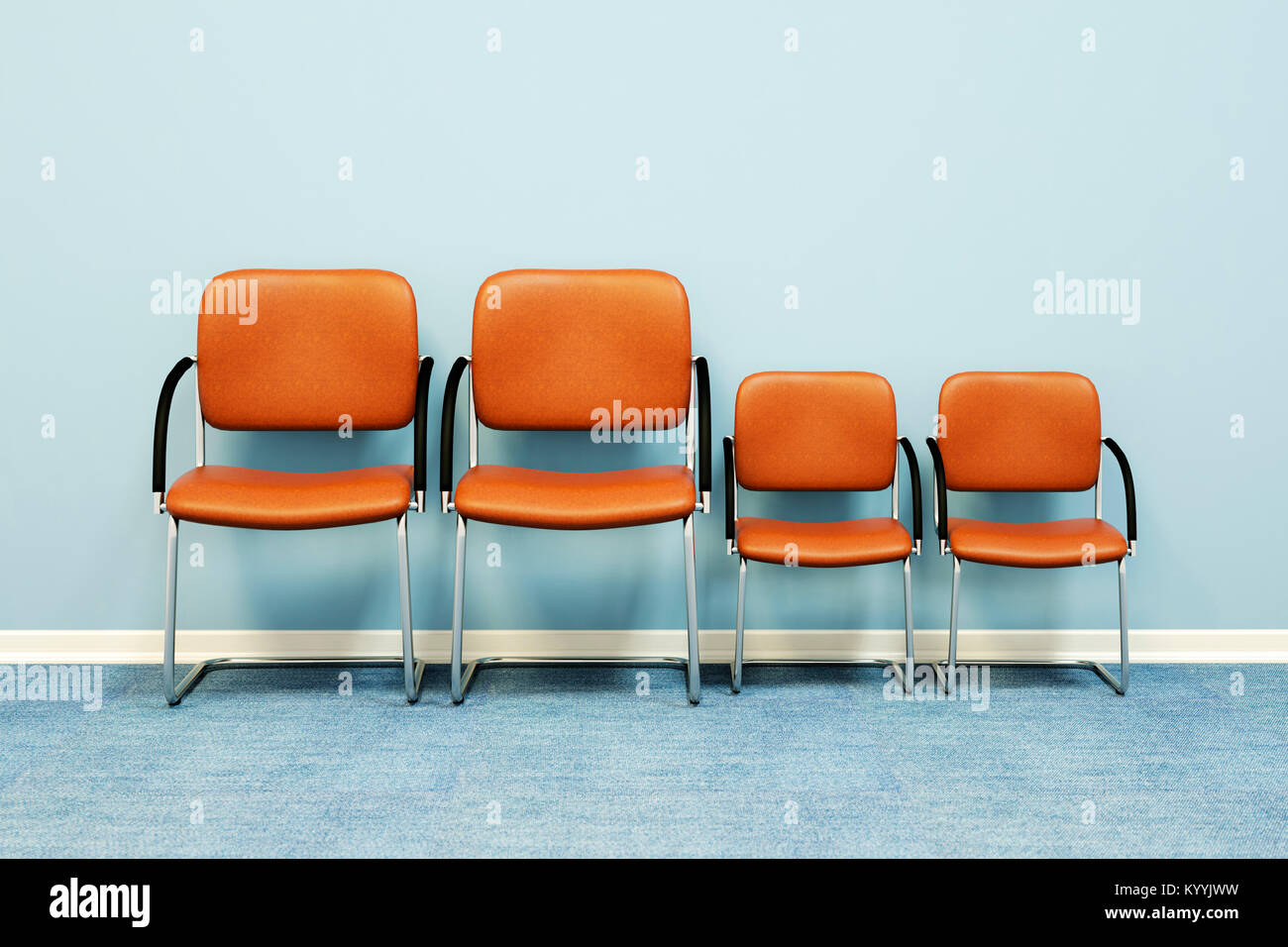 Concept de famille - deux grandes et deux petites chaises dans une rangée contre un mur dans une pièce vide - concept de famille Banque D'Images