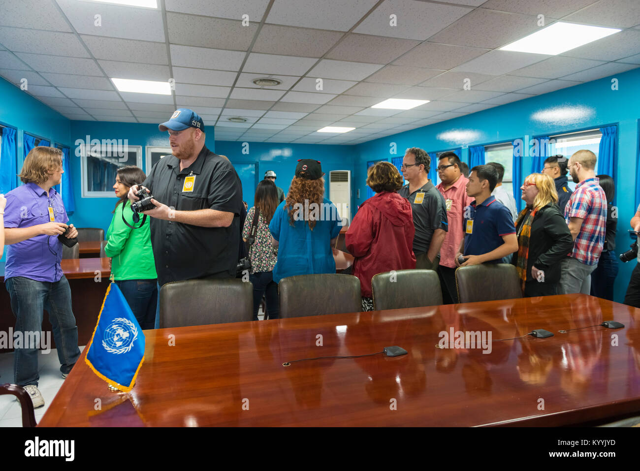 DMZ, Corée - Touristes en bleu salle de conférence de zone commune de sécurité, à Panmunjom, le long de la ligne de démarcation militaire, la Corée du Nord et du Sud Banque D'Images