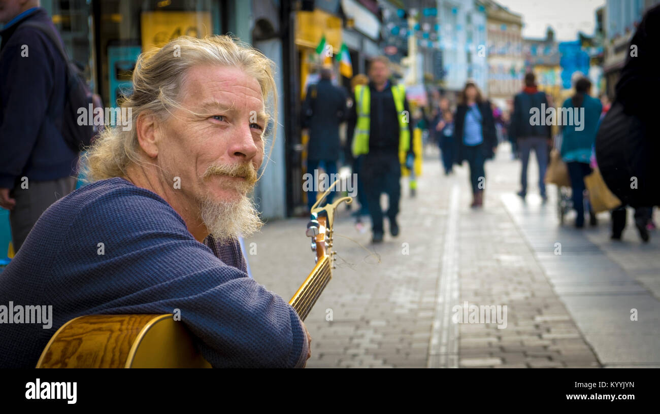 Musicien ambulant sur la rue principale à Galway, Irlande Banque D'Images