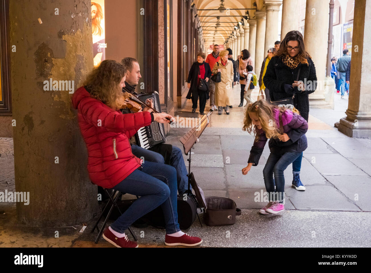 Les amuseurs publics sous les arcades dans le centre-ville de Bologne, Italie Banque D'Images