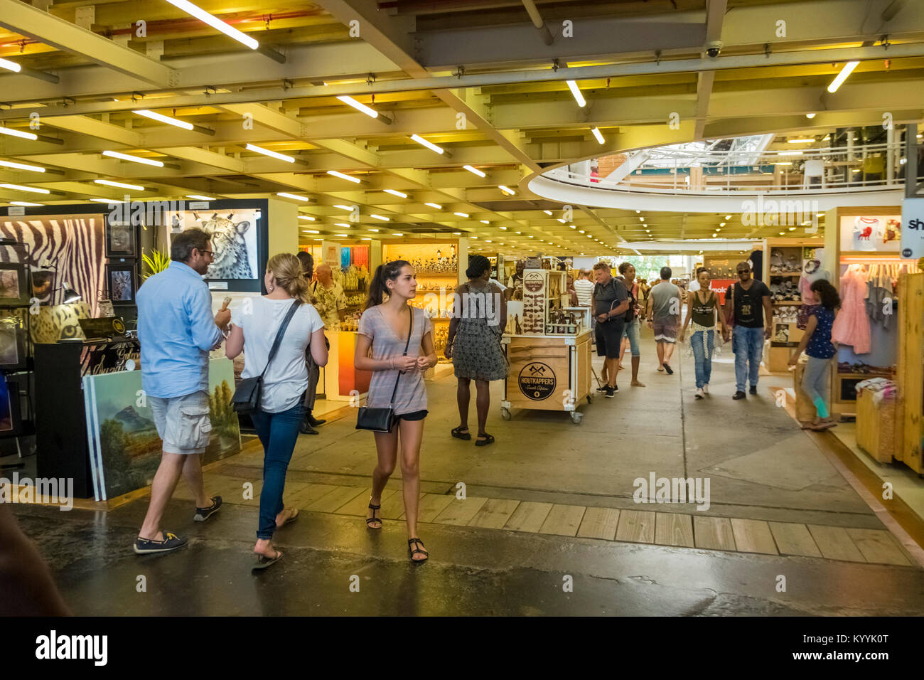 Les gens du shopping dans le bassin hydrographique, V&A Waterfront, Cape Town, Afrique du Sud Banque D'Images