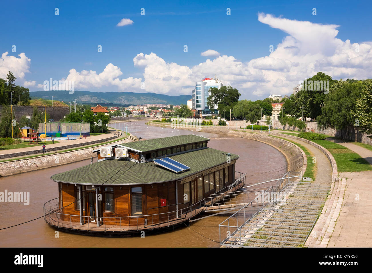 Rivière Nisava à Nis, Serbie, Europe - le Porto Bello Boat Cafe Banque D'Images