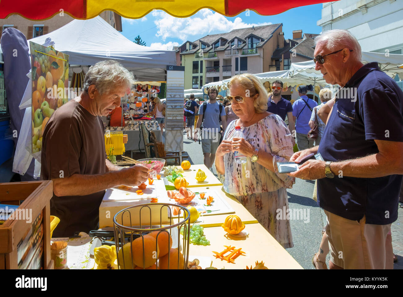 Street market stall à Annecy, Haute Savoie, France, Europe Banque D'Images