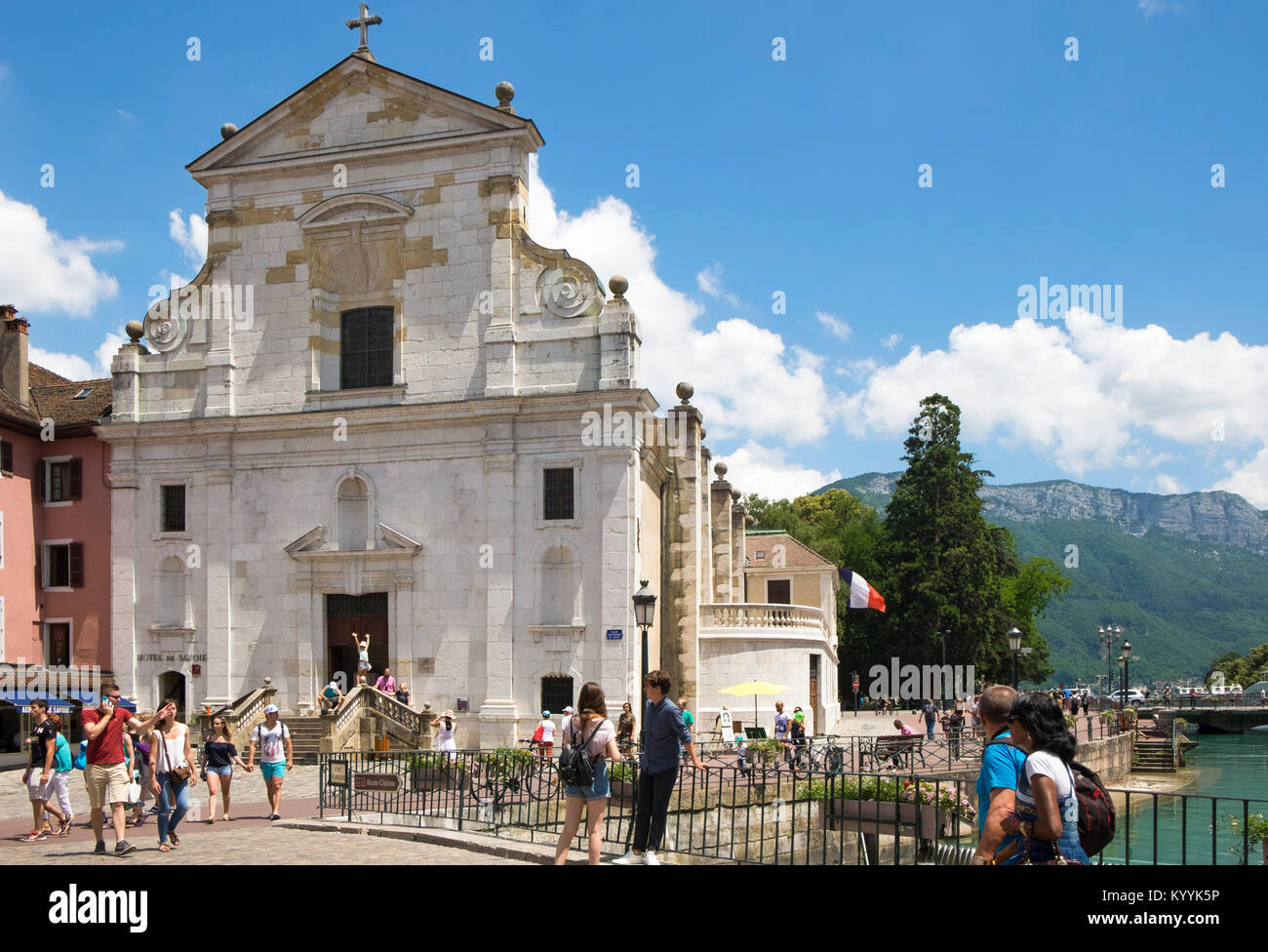 Les touristes à l'extérieur de l'église de Saint François de Sales, Annecy avec Lac d'Annecy, Haute Savoie, France, Europe Banque D'Images