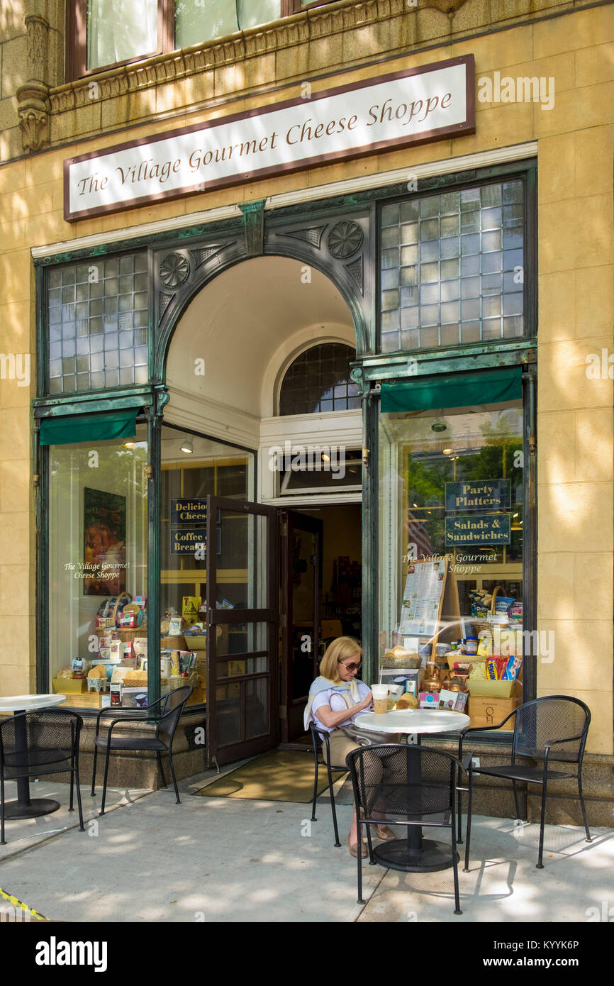 The Hamptons, long Island, New York, États-Unis - The Village Gourmet Cheese Shoppe dans le village de Southampton Banque D'Images The Hamptons, long Island, New York, États-Unis - The Village Gourmet Cheese Shoppe dans le village de Southampton Banque D'Images