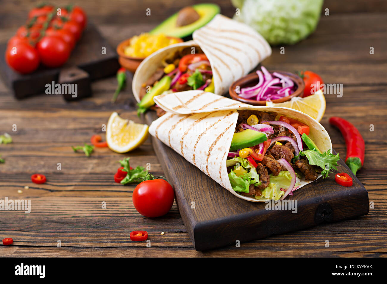 Tacos mexicains avec le boeuf à la sauce tomate et d'avocat salsa Banque D'Images