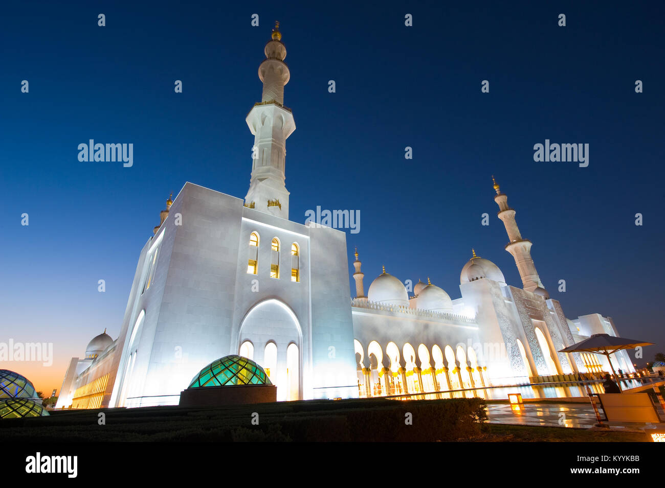ABU DHABI, EMIRATS ARABES UNIS - DEC 31, 2017 : l'extérieur de la mosquée Sheikh Zayed à Abu Dhabi dans le crépuscule. C'est la plus grande mosquée du pays. Banque D'Images
