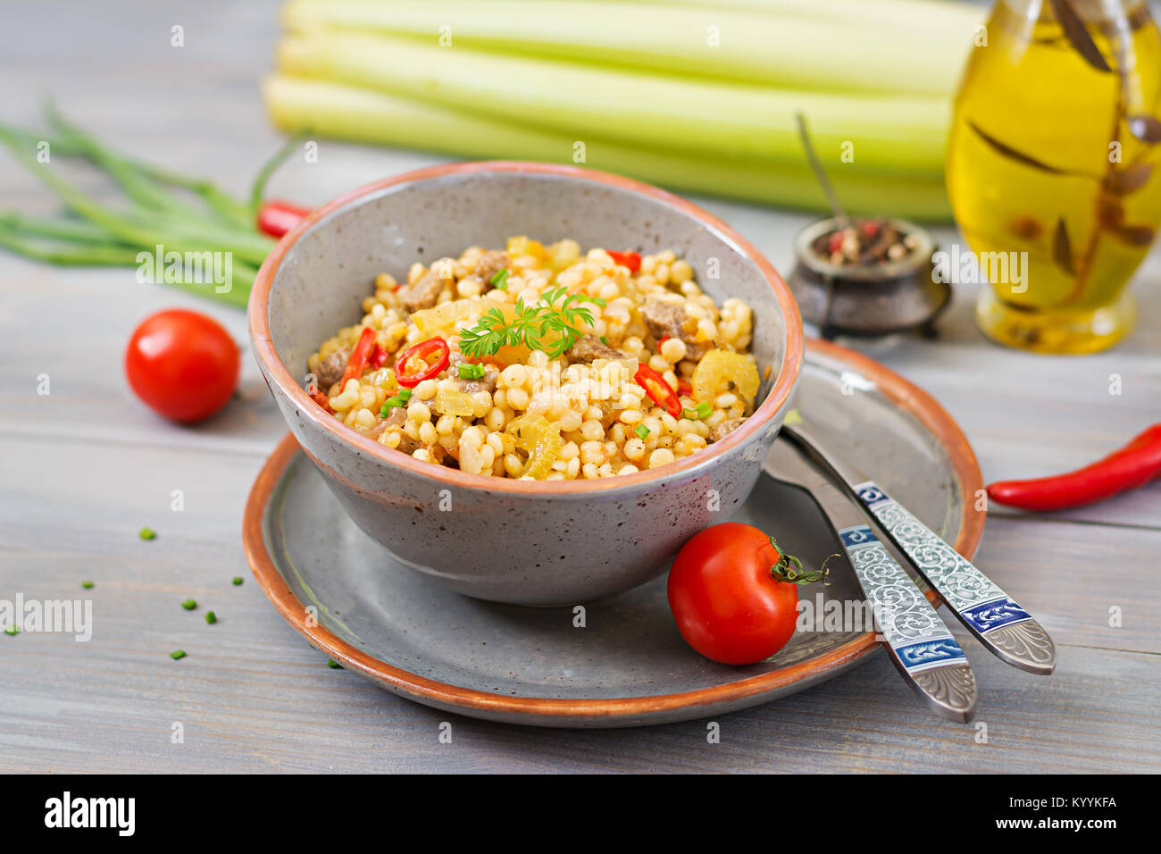 Porridge du turc couscous au boeuf et légumes. Menu diététique Photo