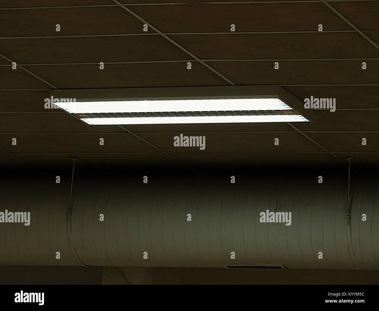 Rangée de lumières fluorescentes dans un immeuble de bureaux. Éclairage de plafond et immeuble de bureaux à l'intérieur, couleur blanche. Banque D'Images