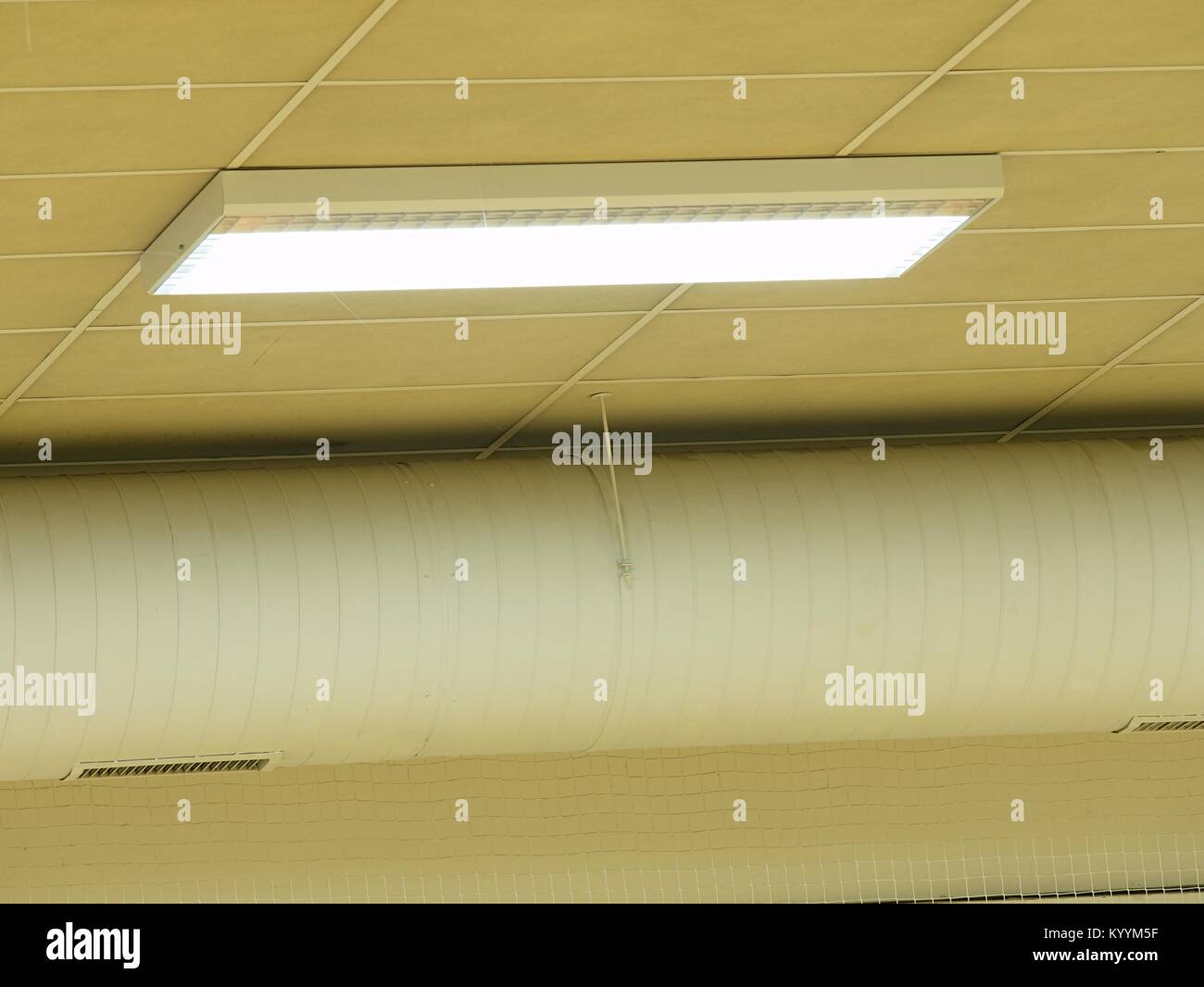 Rangée de lumières fluorescentes dans un immeuble de bureaux. Éclairage de plafond et immeuble de bureaux à l'intérieur, couleur blanche. Banque D'Images