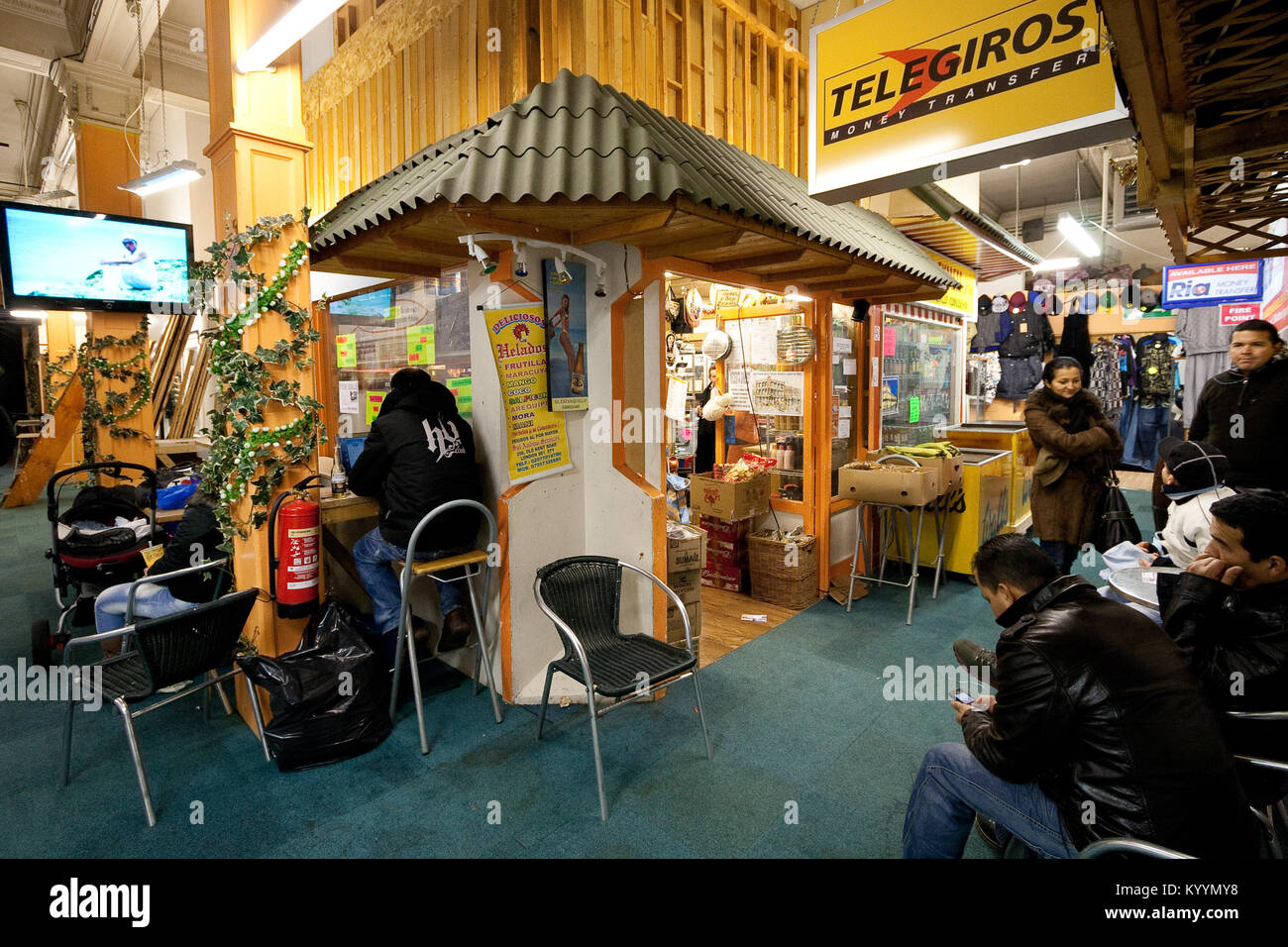 Marché des sept Sœurs, également connu sous le nom d'El Pueblito Paisa, est le plus grand marché de l'Amérique latine en Angleterre et la maison à 40 négociants indépendants. Pupilles Corne Banque D'Images