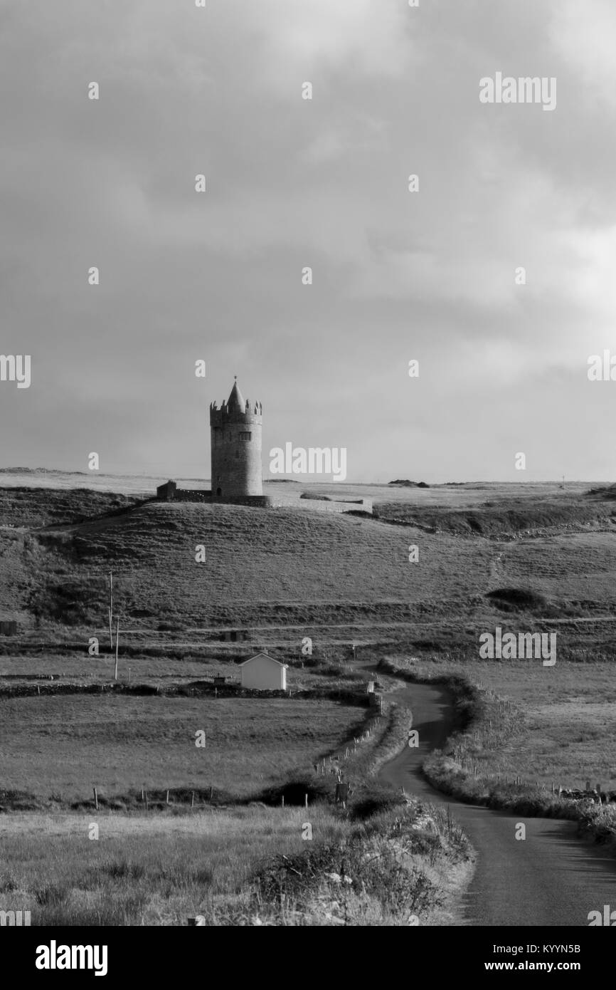 Doonagor Château en Irlande qui surplombe le village de Doolin au pied des falaises de Moher. Les îles Aran peut être vu dans la distance. Banque D'Images