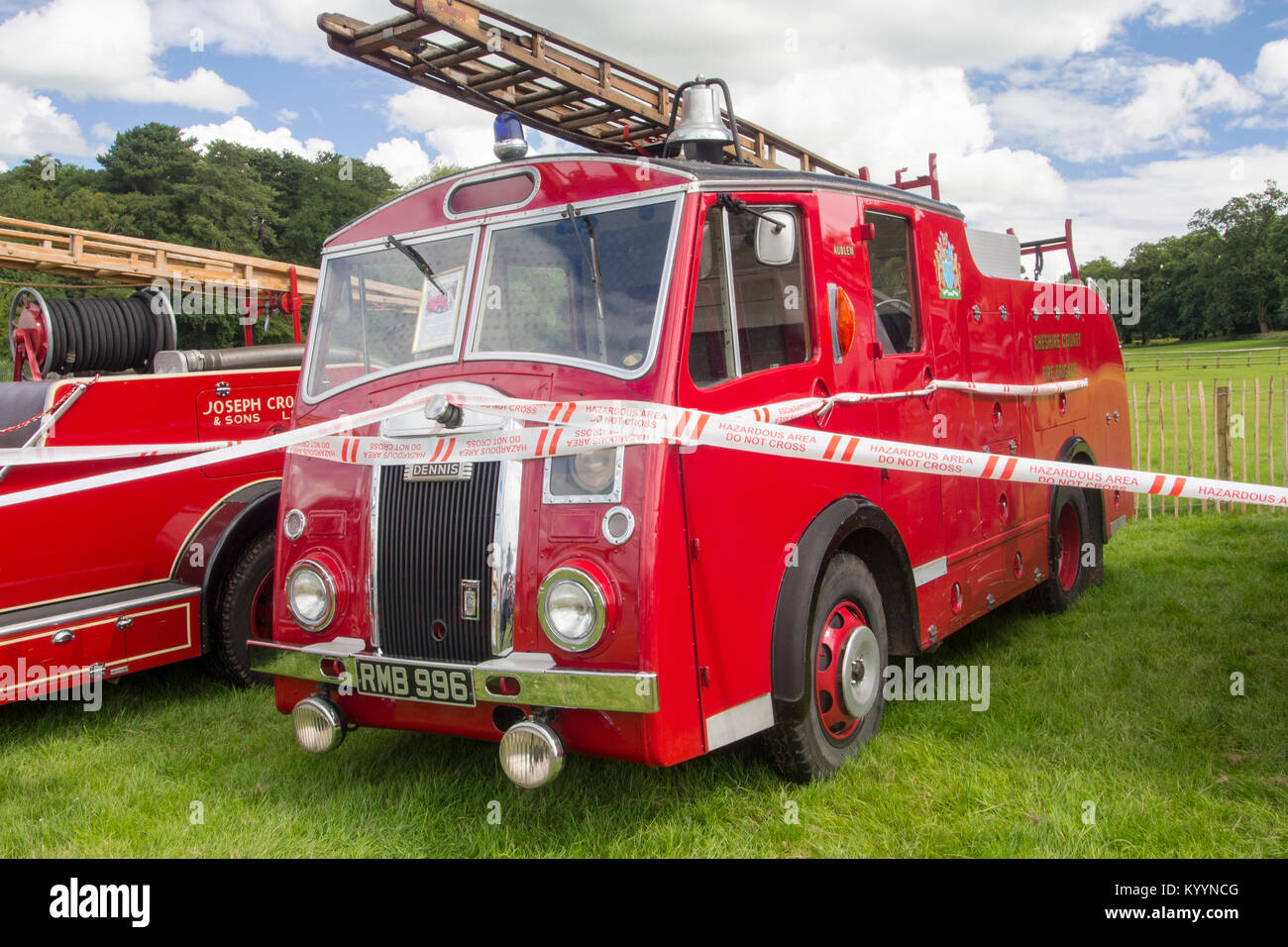 Vieux camions de pompiers à Carfest au Nord dans le parc du château d'Bolesworth, Cheshire, Royaume-Uni. Banque D'Images