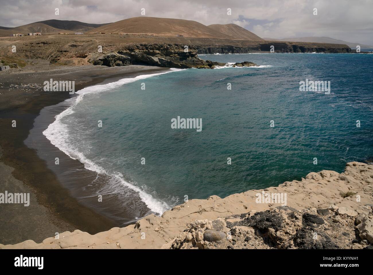 Aperçu de Playa de los Muertos (plage de la mort), une plage de sable volcanique noir, Ajuy (Puerto de la Peña), Fuerteventura, Îles Canaries, mai. Banque D'Images