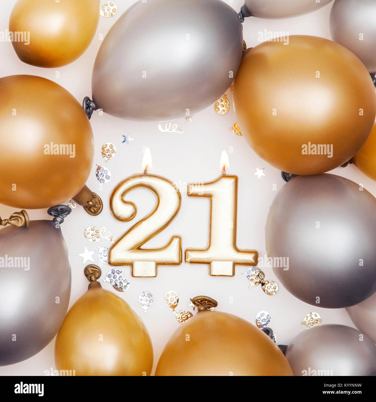 Number 21 candle Banque de photographies et d'images à haute résolution -  Alamy
