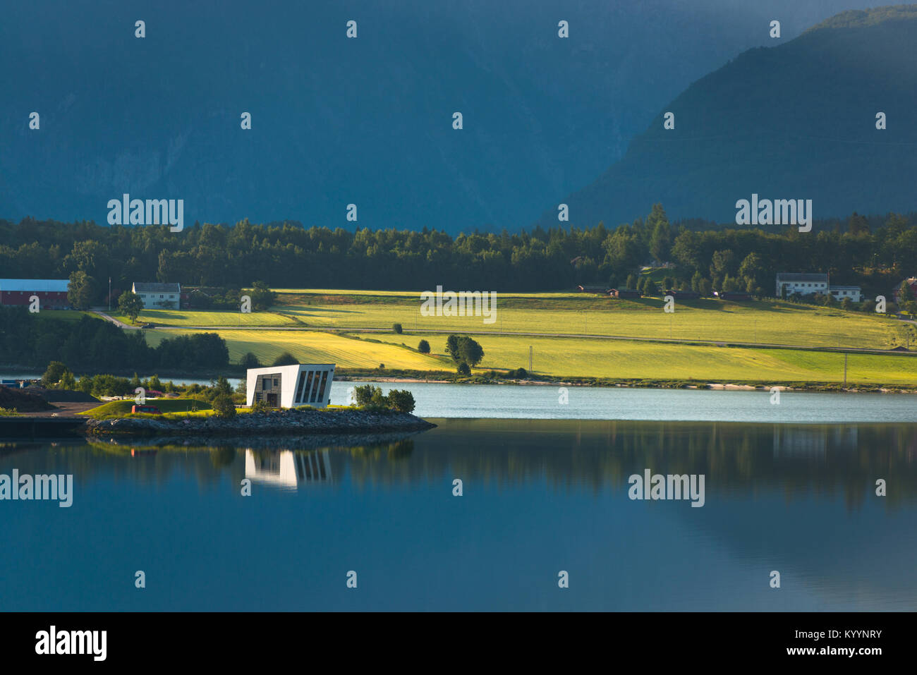 Sur les eaux encore Romsdal Fjord à l'aube près de Åndalsnes est une ville de Rauma municipalité dans le comté de Møre og Romsdal. La Norvège. Banque D'Images