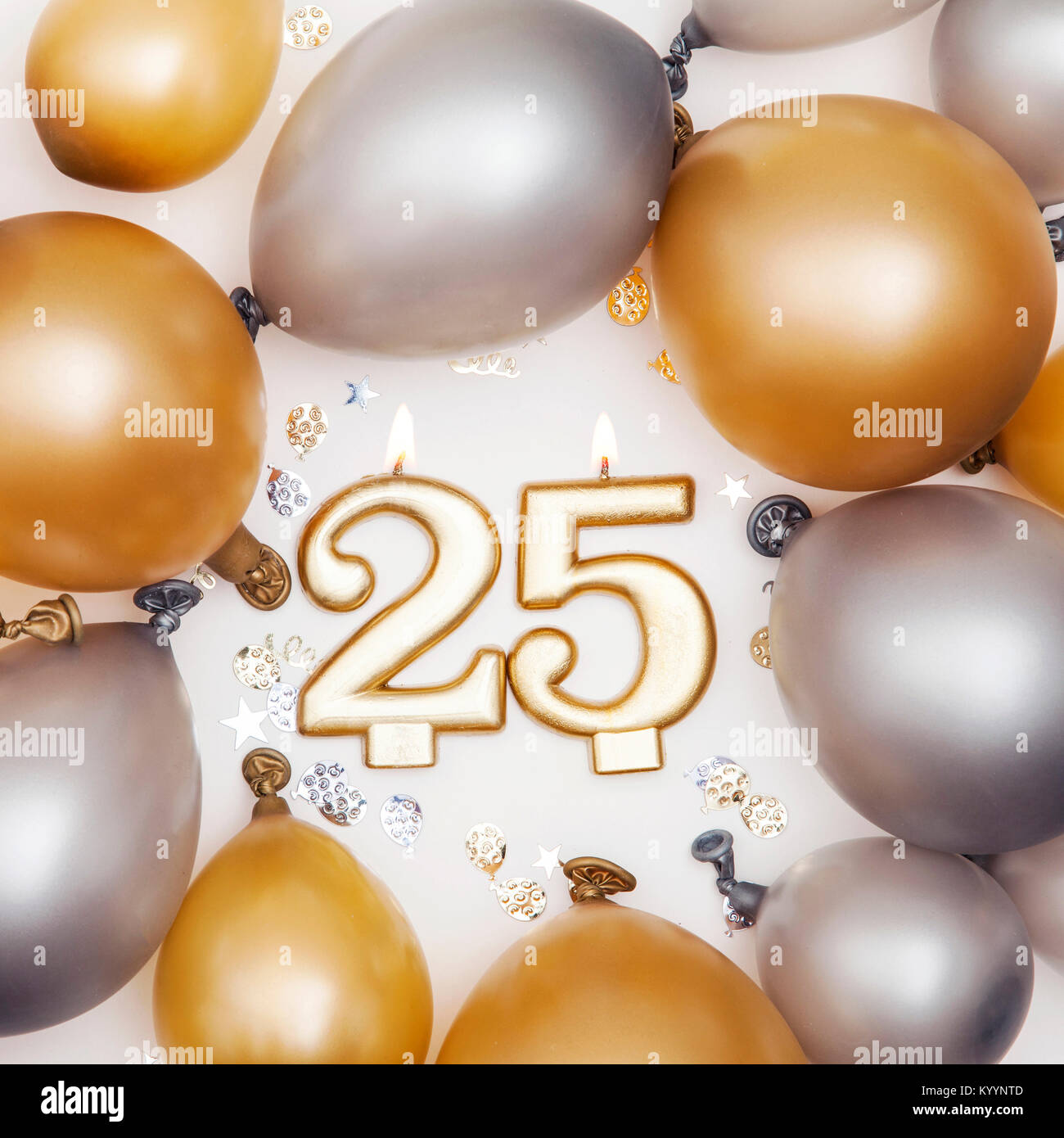 Numero D Anniversaire 25 Bougie Avec Des Ballons D Or Et D Argent Photo Stock Alamy