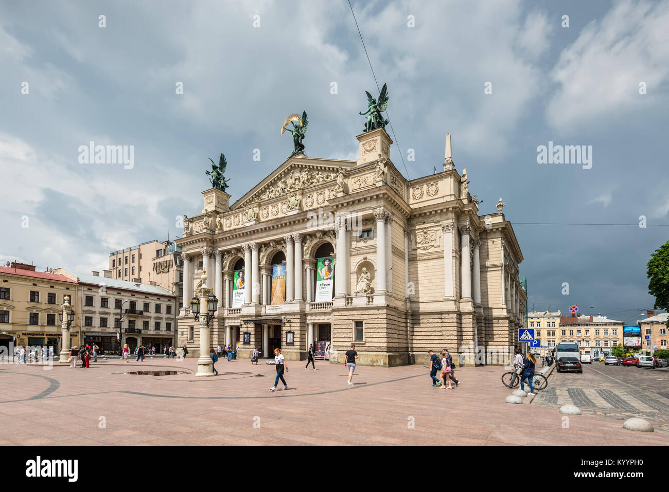 Lviv, Ukraine - Mai 31, 2016 : les gens à pied en face de la National Academic theatre of Opera and Ballet Solomiya Krushelnytska nom nuageux dans w Banque D'Images