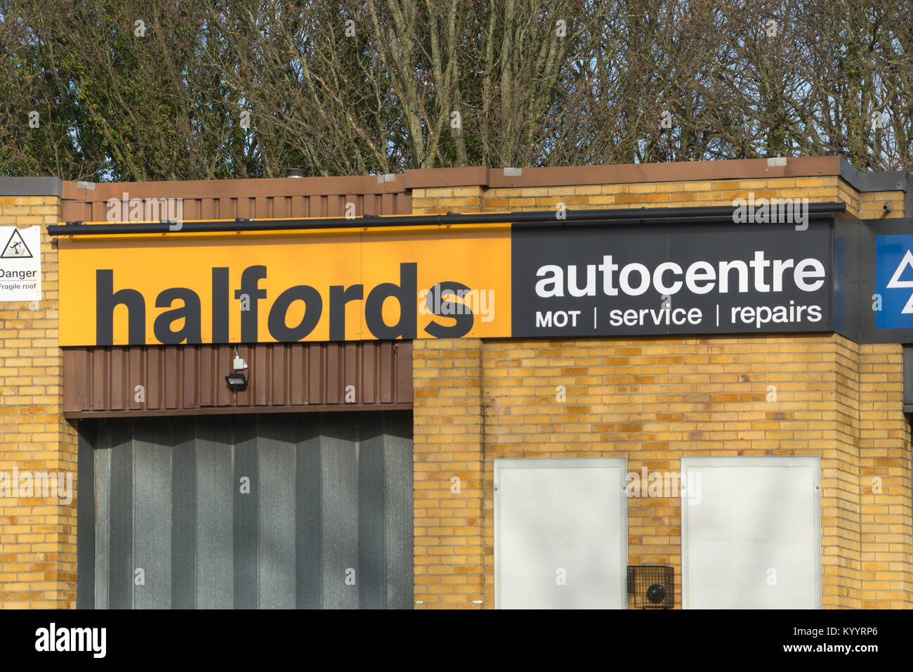 Halfords autocenter - signalisation du centre de service à Farnborough, Hampshire, Royaume-Uni Banque D'Images