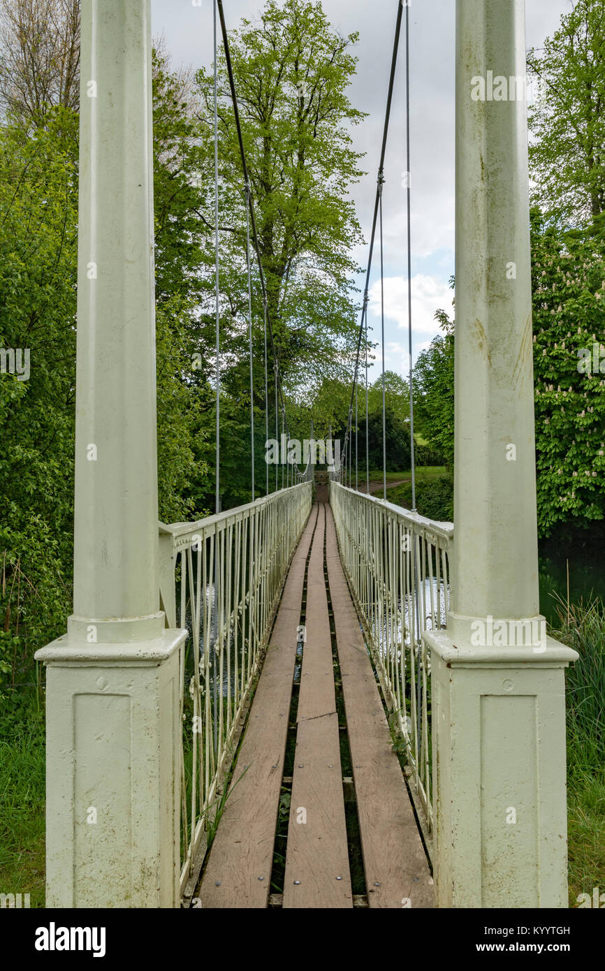 Pont suspendu de Canford, est un lien piétonnier de l'autre côté de la rivière Stour Canford Magna, à Paris Banque D'Images