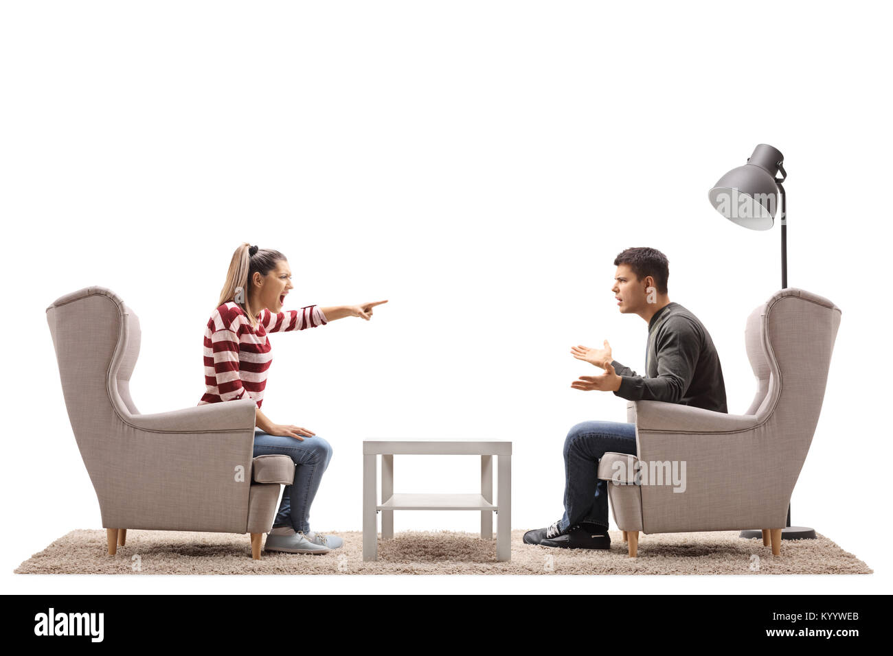 Jeune couple assis dans les fauteuils having an argument isolé sur fond blanc Banque D'Images
