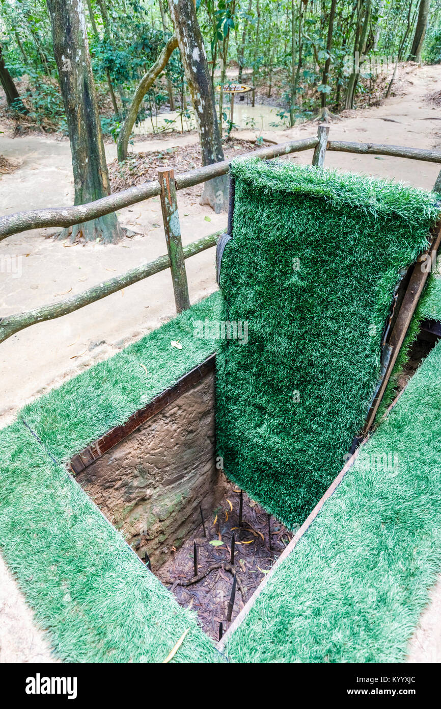 Fosse mortelle avec booby dissimulée dans l'emblématique Porte piégé Tunnels de Cu Chi, un réseau de tunnels cachés Viet Cong, Saigon (Ho Chi Minh Ville), le sud Vietnam Banque D'Images