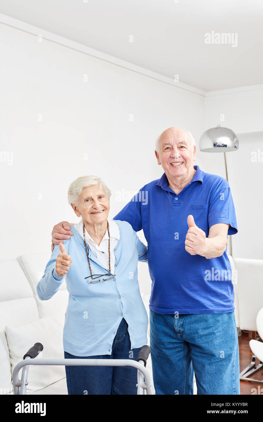 Happy senior couple garde ses pouces vers le haut comme un signe d'optimisme Banque D'Images