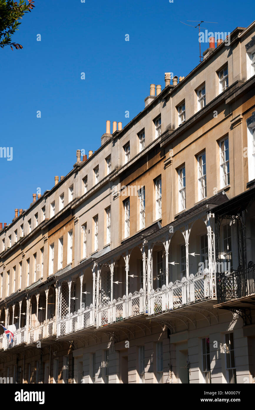 La ferronnerie ouvragée sur les balcons qui ornent les terrasses des maisons historiques dans la région de Clifton la ville de Bristol, Royaume-Uni Banque D'Images