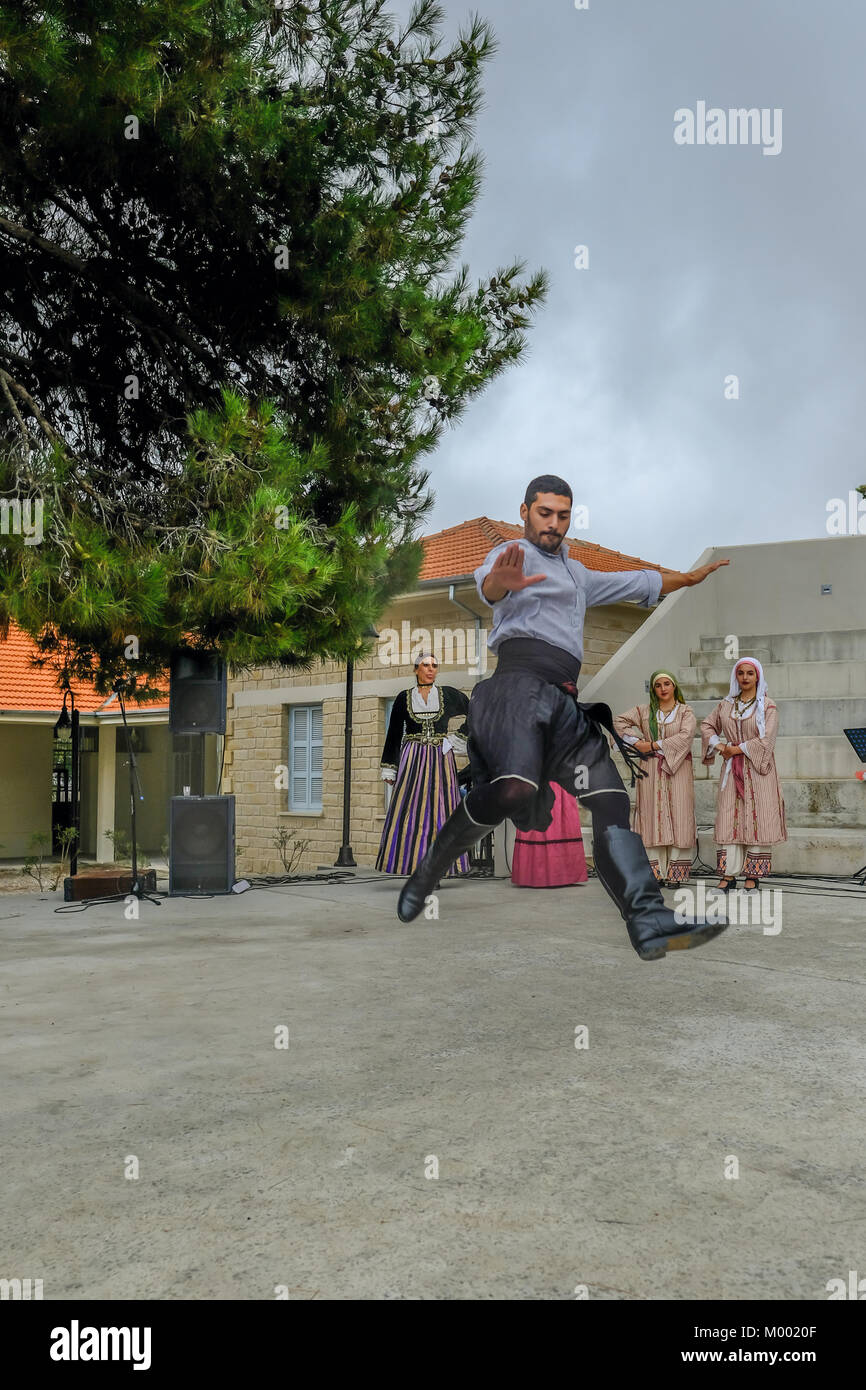 Arsos Village, Chypre - Octobre 8, 2017 : l'homme habillé en costume traditionnel de danse folklorique, zebekiko, lors d'un festival. Banque D'Images