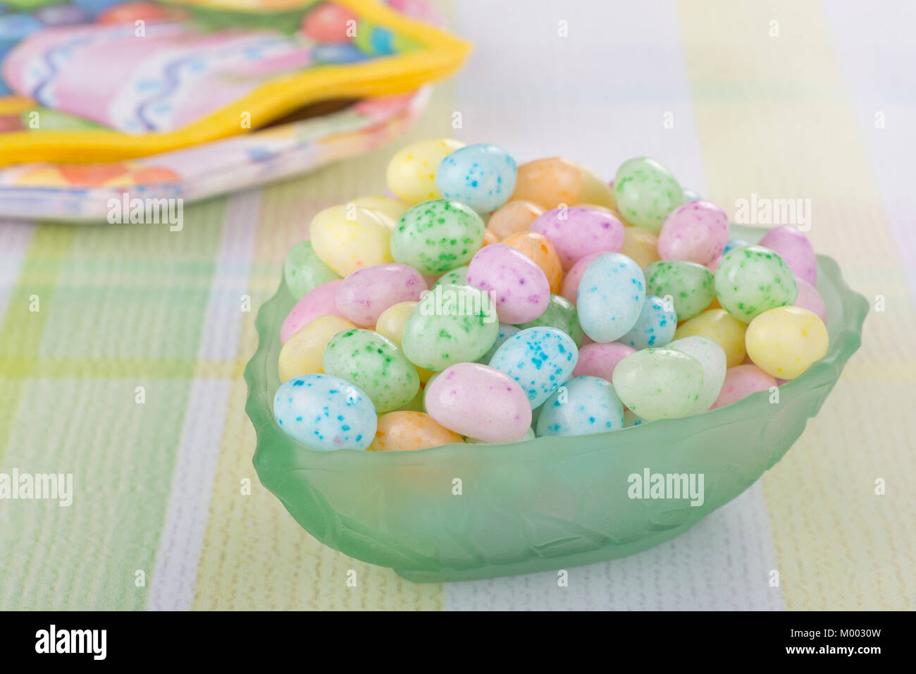 Jelly Bean mouchetée dans un bol de bonbons de Pâques Banque D'Images