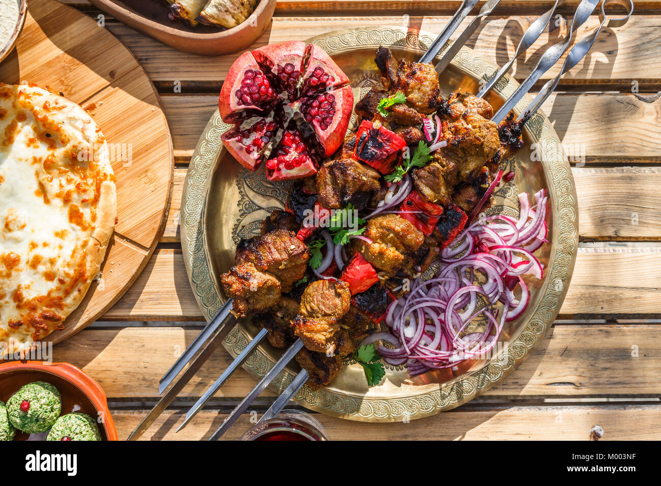 Shish kebab ou des brochettes, brochettes de viande grillée, un plat traditionnelle géorgienne, vue du dessus. Banque D'Images