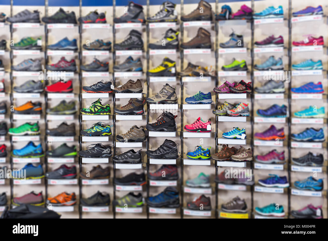 Droit de chaussures de sport sur vitrine de boutique Photo Stock - Alamy