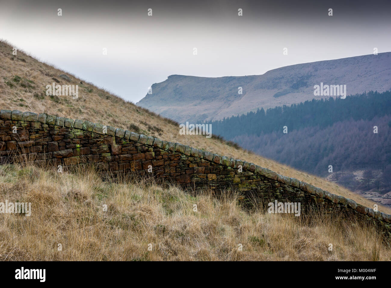 Mur en pierre sèche à Yeoman Hé reervoir avec Aldermans Hill dans l'arrière-plan. Banque D'Images