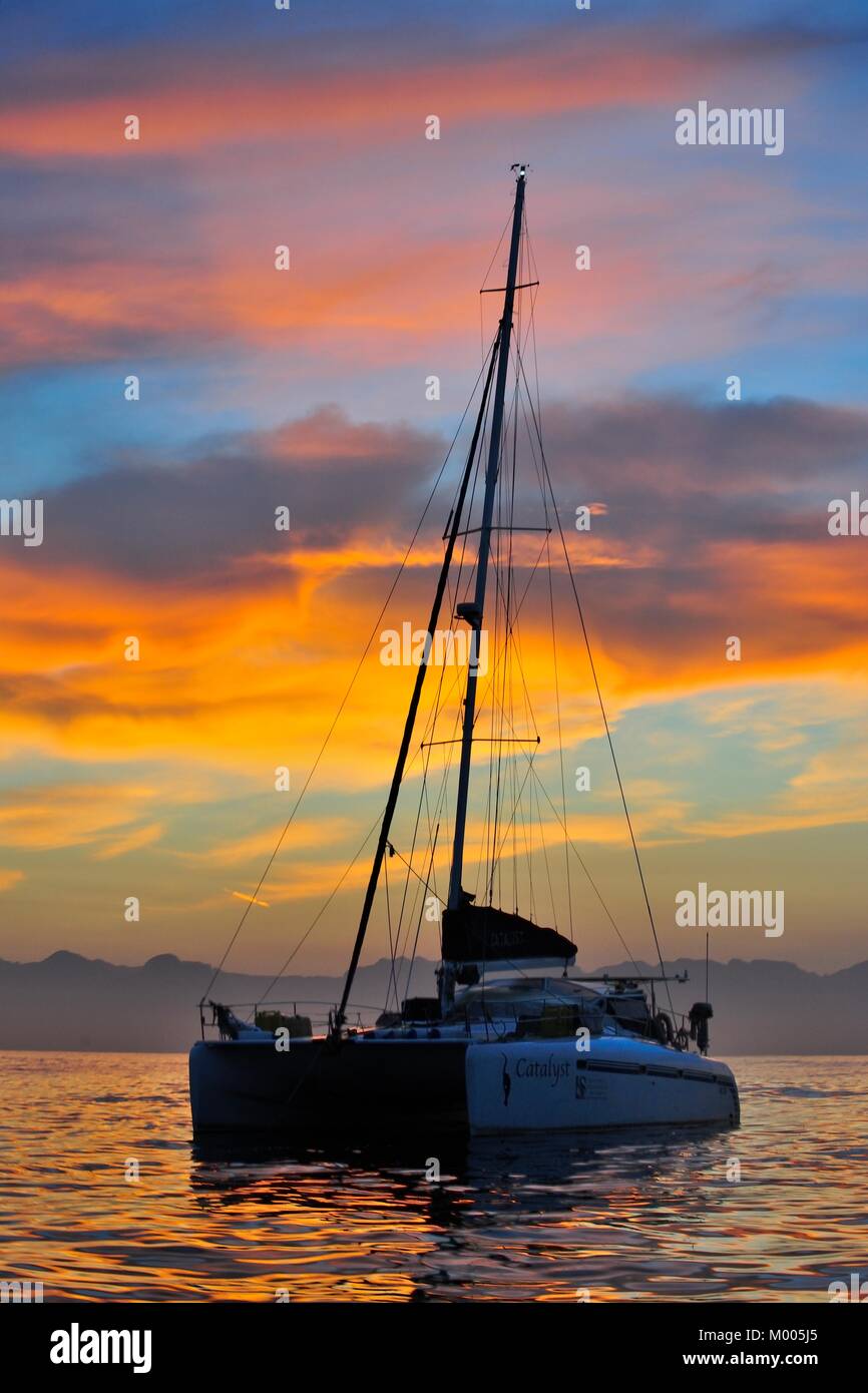 FALSE BAY, AFRIQUE DU SUD - 04 août 2013 : catamaran à à l'océan sur la côte de l'Afrique du Sud au début de matinée. Avant le lever du soleil. Août 04, 20 Banque D'Images