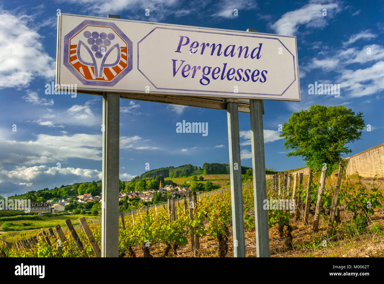 Pernand-Vergelesses les trames signe frontière célèbre village viticole et de vignes sur la colline de Corton Côte d'Or, Bourgogne, France. Cote de Beaune Banque D'Images