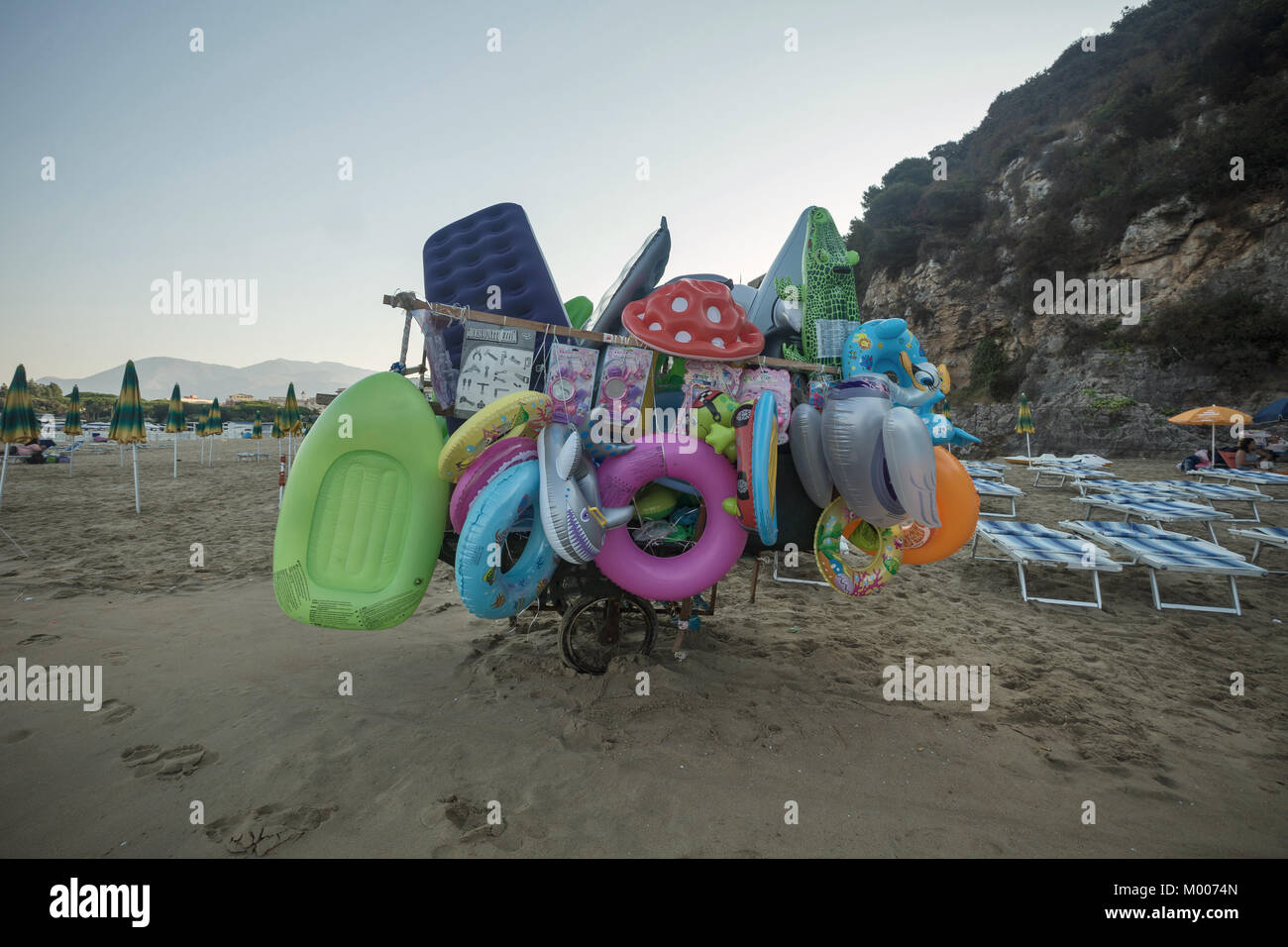 Divers inflatables sur la plage de Serapo à Gaeta, Italie Banque D'Images