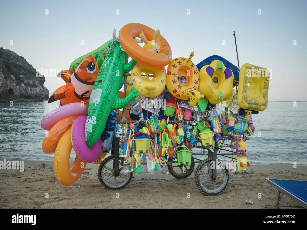 Divers inflatables sur la plage de Serapo à Gaeta, Italie Banque D'Images