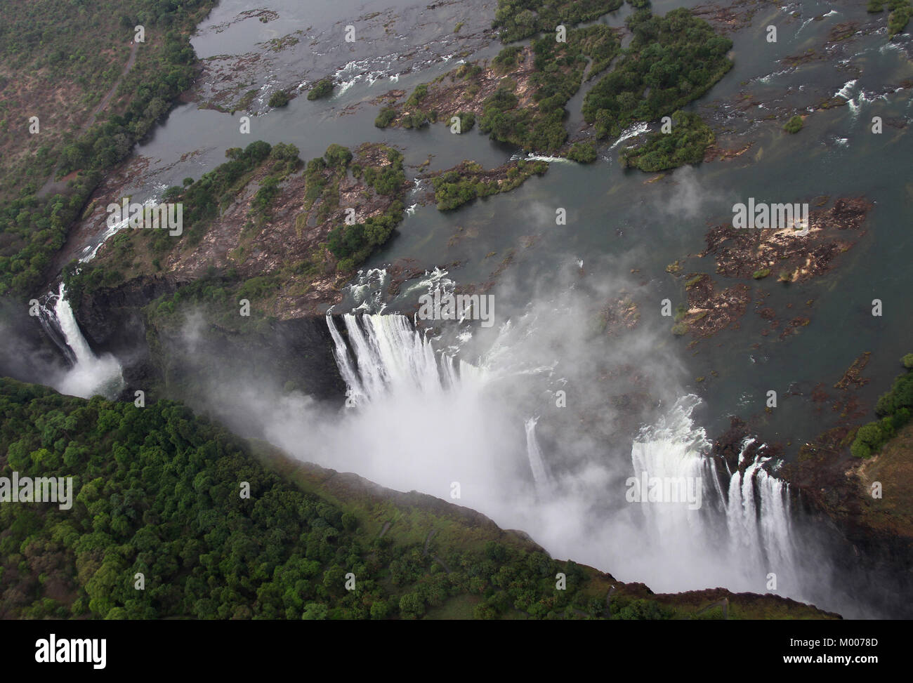 Devil's Cataract et tombe avec l'île principale de la cataracte, Mosi-Oa-Tunya, Victoria Falls, Zimbabwe. Banque D'Images