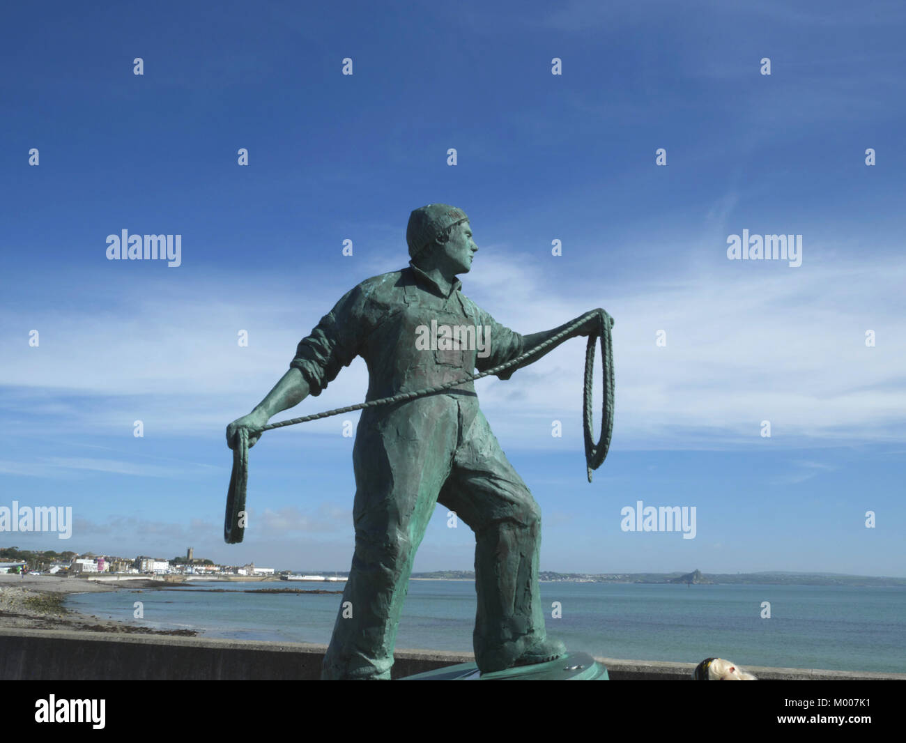 Statue en bronze d'un pêcheur par Tom Leaper sur vert Newlyn, Cornwall. Honore les pêcheurs qui ont perdu la vie en mer. Banque D'Images