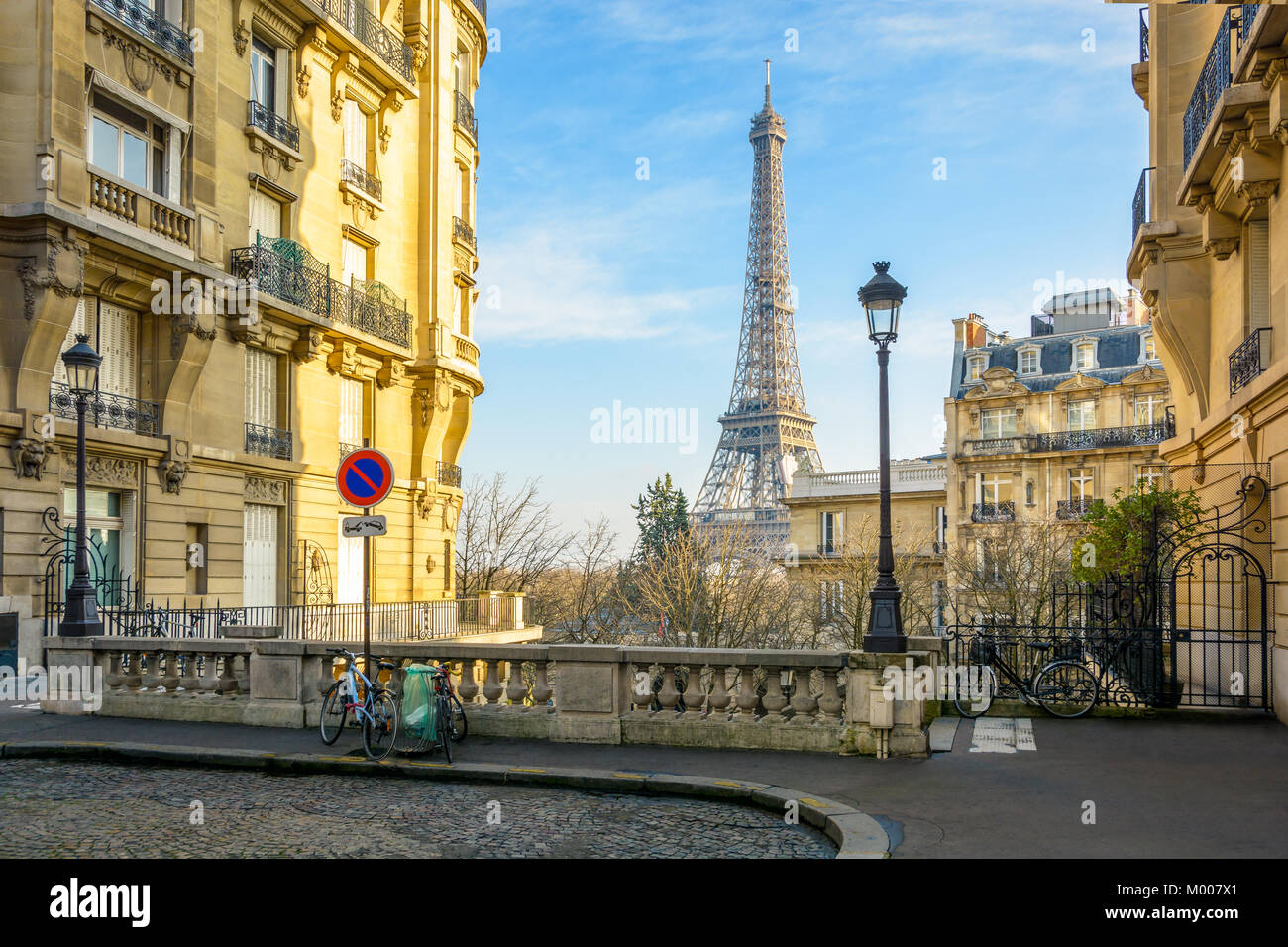 Vue sur la Tour Eiffel à partir d'une petite rue en impasse, pavées de la colline de Chaillot par un après-midi d'hiver ensoleillé. Banque D'Images