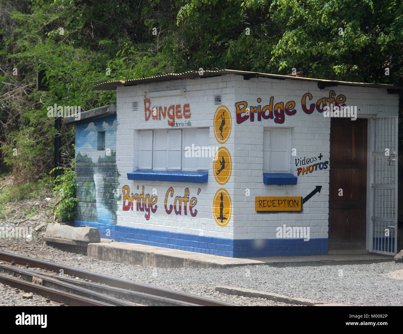 Petit saut a l 'Bridge Cafe' reception office building, près de Victoria Falls Bridge du côté Zambien, Chutes Victoria, la Zambie. Banque D'Images