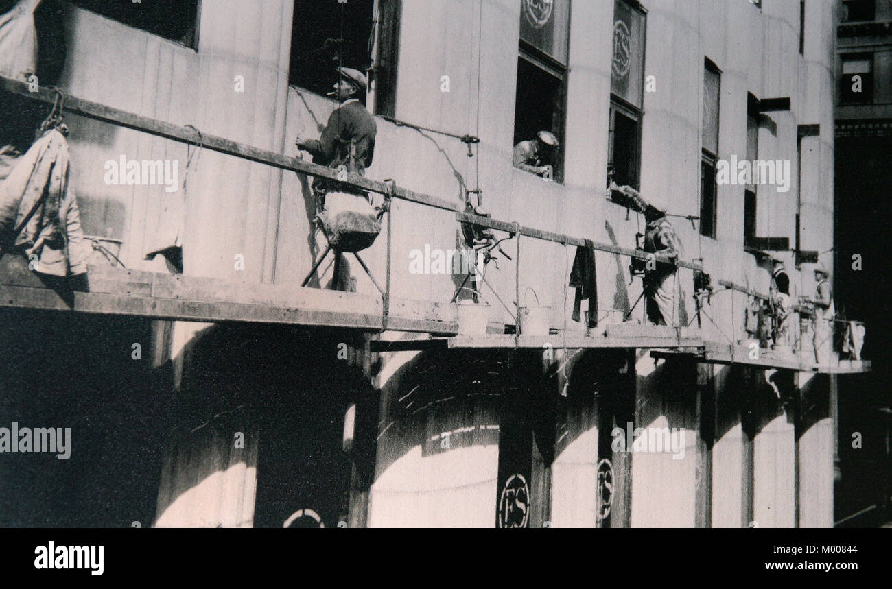 Photo de début de travailleurs de la construction La construction d'échafaudages et les poutres de l'Empire State Building, 1929-1931, New York, État de New York, États-Unis Banque D'Images