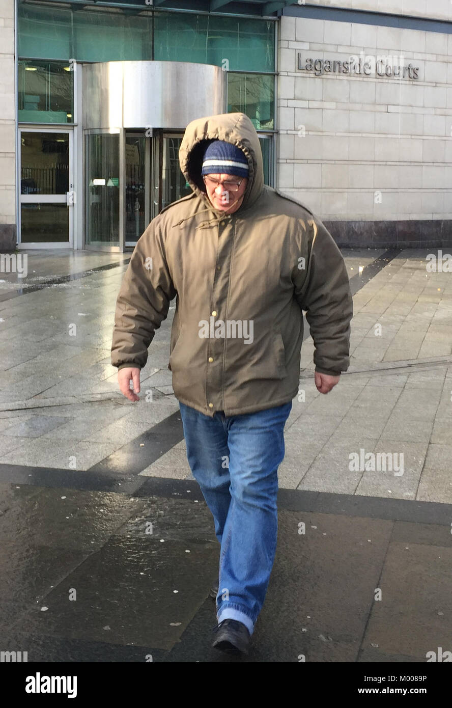 Militant d'extrême-droite Paul Rimmer quitter Belfast Magistrates' Court où il s'est accusé d'incitation à la haine au cours d'une allocution prononcée lors d'une Grande-Bretagne Premier rallye de l'été dernier. Banque D'Images