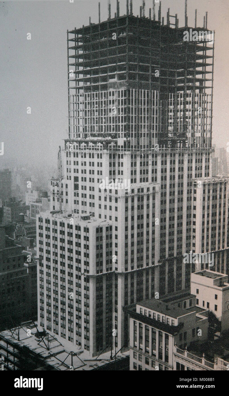 Les échafaudages, squelette et trame en partie supérieure de l'Empire State Building pendant sa construction, 1929-1931, New York City, New York State, USA. Banque D'Images