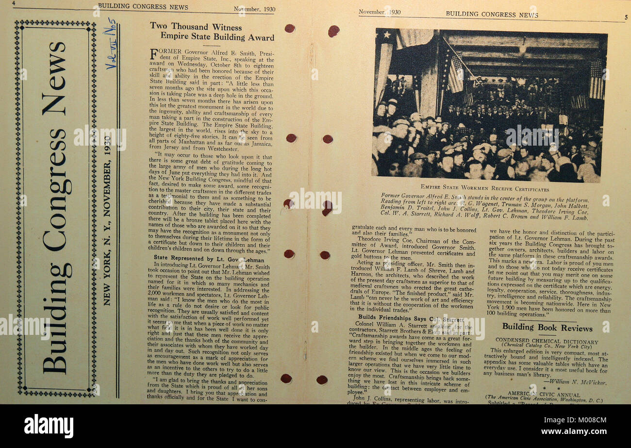 Article de journal au sujet de deux mille bâtisseurs décerné dans la construction d'un journal du Congrès lors de la construction de l'Empire State Building, New York : Banque D'Images