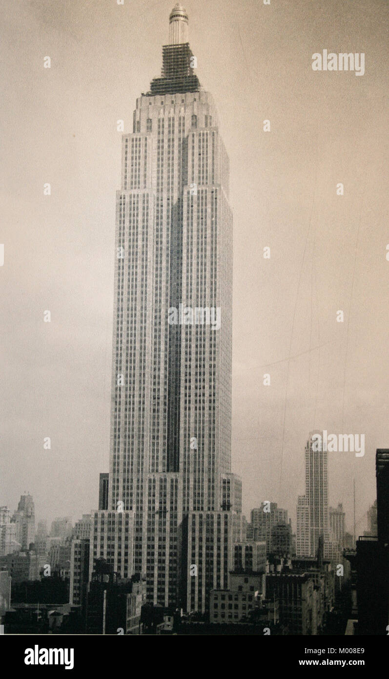 Longueur complète photographie noir et blanc de l'Empire State Building against sky, 1931, New York City, New York State, USA. Banque D'Images